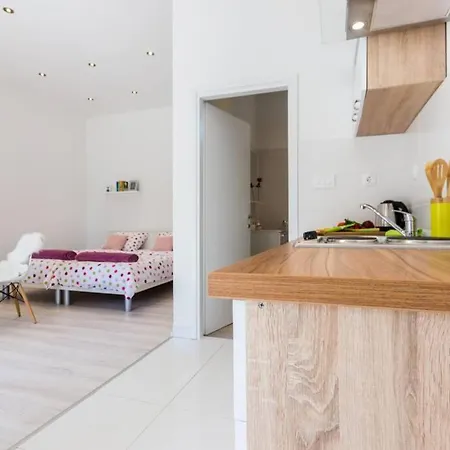 Daire Candy Ap.-near Center,bus,beach+free Parking Place Zadar