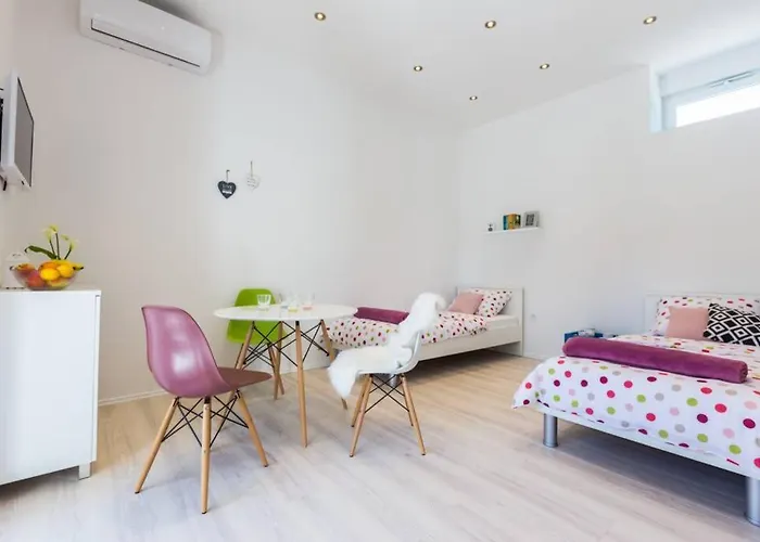 Candy Ap.-near Center,bus,beach+free Parking Place 자다르