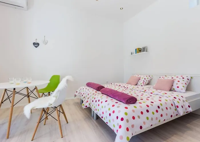 아파트 Candy Ap.-near Center,bus,beach+free Parking Place *