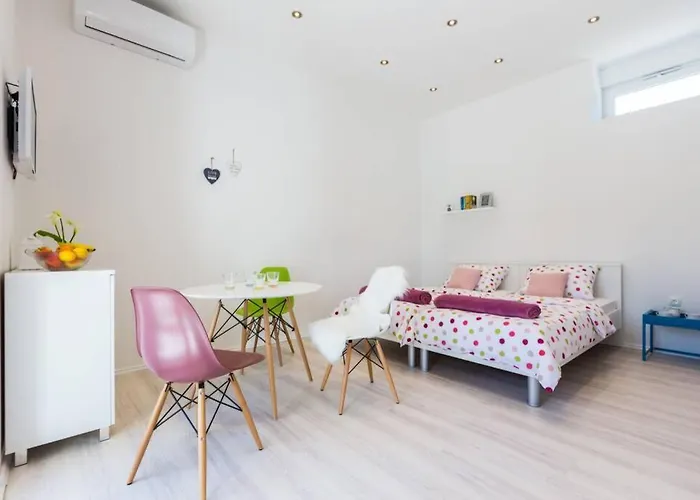 Candy Ap.-near Center,bus,beach+free Parking Place 아파트 자다르